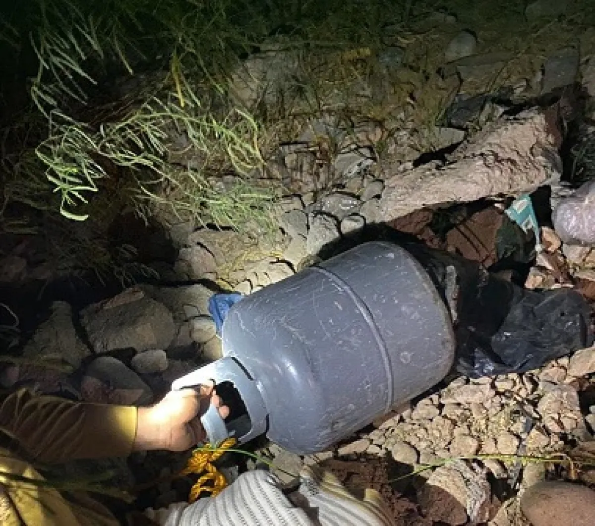 قوات "درع الوطن" تبطل عبوات ناسفة كانت تستهدف طريقاً حيوياً في وادي حضرموت