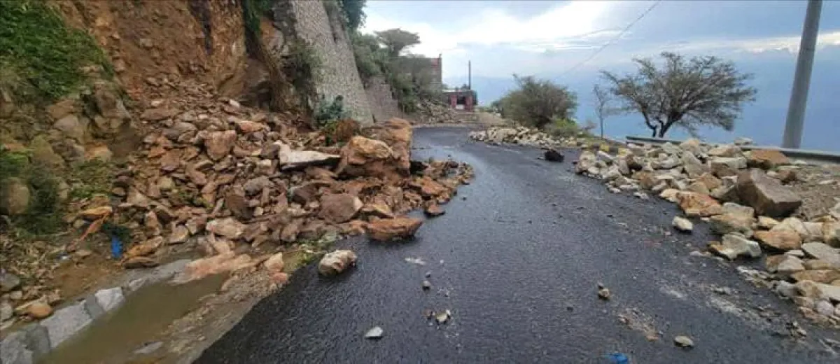 انهيارات صخرية بـ"تعز" تعرقل حركة السير وتثير المخاوف