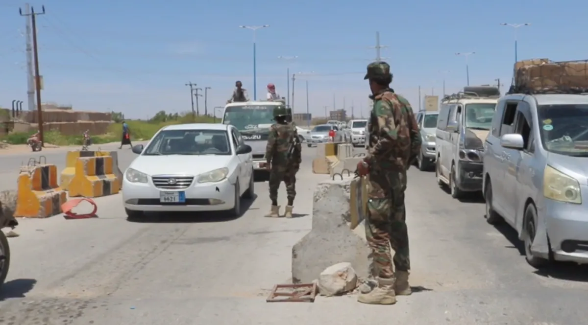 شبوة: حملة أمنية صارمة للحد من المظاهر المسلحة في مدينة عتق